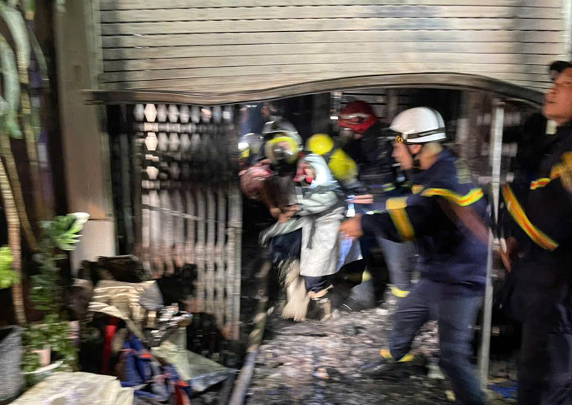 Sau một thời gian nỗ lực chữa cháy và tìm kiếm cứu nạn đến 22h25 phút, lực lượng Cảnh sát PCCC và CNCH đã khống chế và kịp thời tiếp cận, cứu các nạn nhân