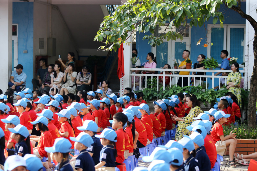 Nhiều phụ huynh học sinh tới trường tham dự buổi lễ