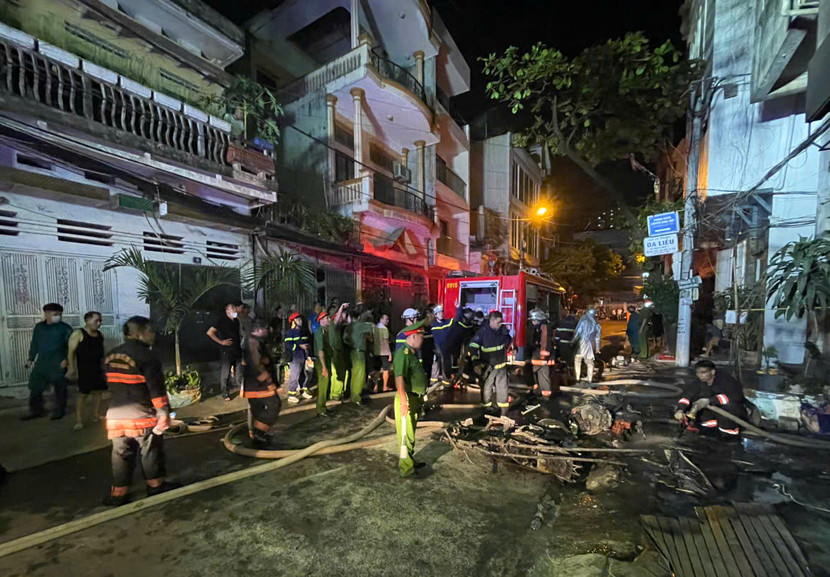 Bên ngoài ngôi nhà bị cháy