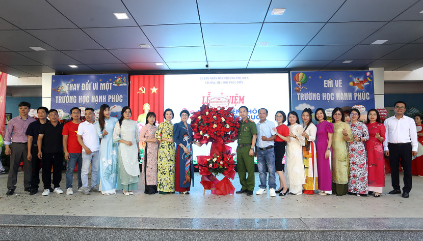 Ban Phụ huynh tặng hoa chúc mừng nhà trường