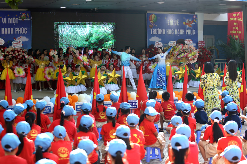 Các tiết mục văn nghệ do chính cô trò biểu diễn