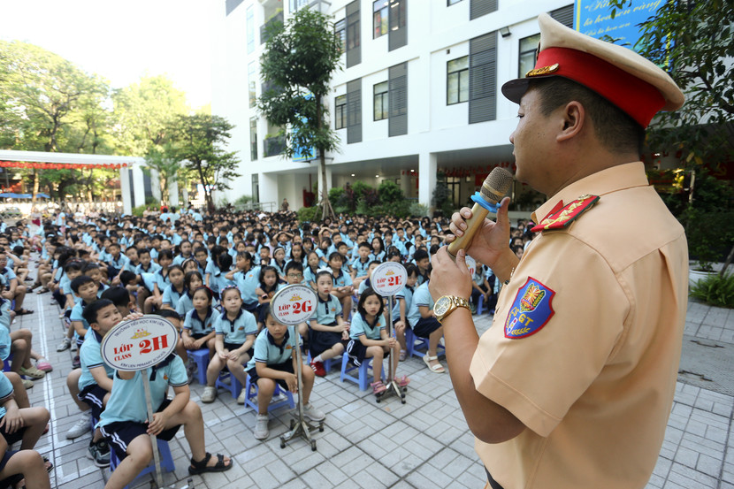 Cách lồng ghép kiến thức pháp luật với các tình huống thực tế, giúp học sinh dễ hiểu Cách lồng ghép kiến thức pháp luật với các tình huống thực tế, giúp học sinh dễ hiểu