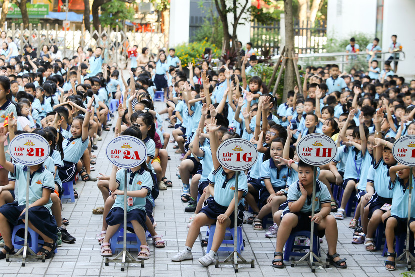 Nhiều em nhỏ hào hứng giơ tay, thể hiện sự tự tin và am hiểu kiến thức an toàn giao thông Nhiều em nhỏ hào hứng giơ tay, thể hiện sự tự tin và am hiểu kiến thức an toàn giao thông