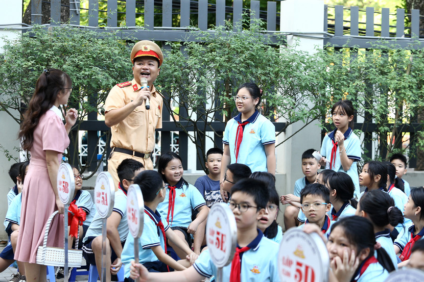 Buổi giao lưu trở nên sôi nổi khi tuyên truyền viên trực tiếp tương tác, đặt câu hỏi cho các em học sinh Buổi giao lưu trở nên sôi nổi khi tuyên truyền viên trực tiếp tương tác, đặt câu hỏi cho các em học sinh