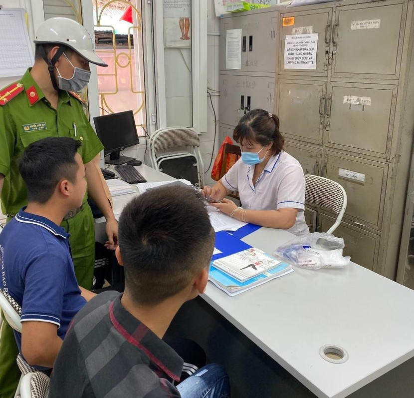 Lực lượng chức năng xử phạt hành chính một số trường hợp người dân không đeo khẩu trang Lực lượng chức năng xử phạt hành chính một số trường hợp người dân không đeo khẩu trang