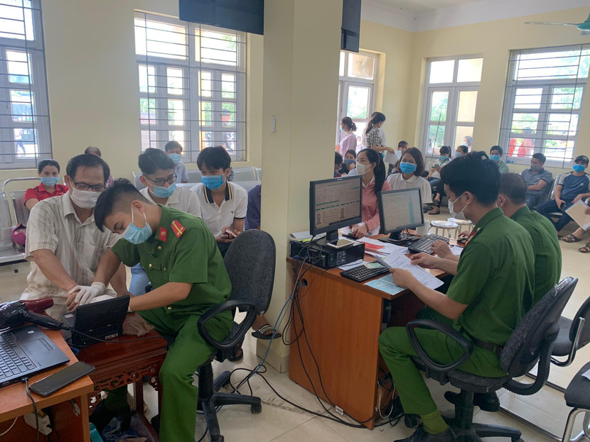 Rất đông người dân đến làm căn cước công dân trong ngày nghỉ lễ