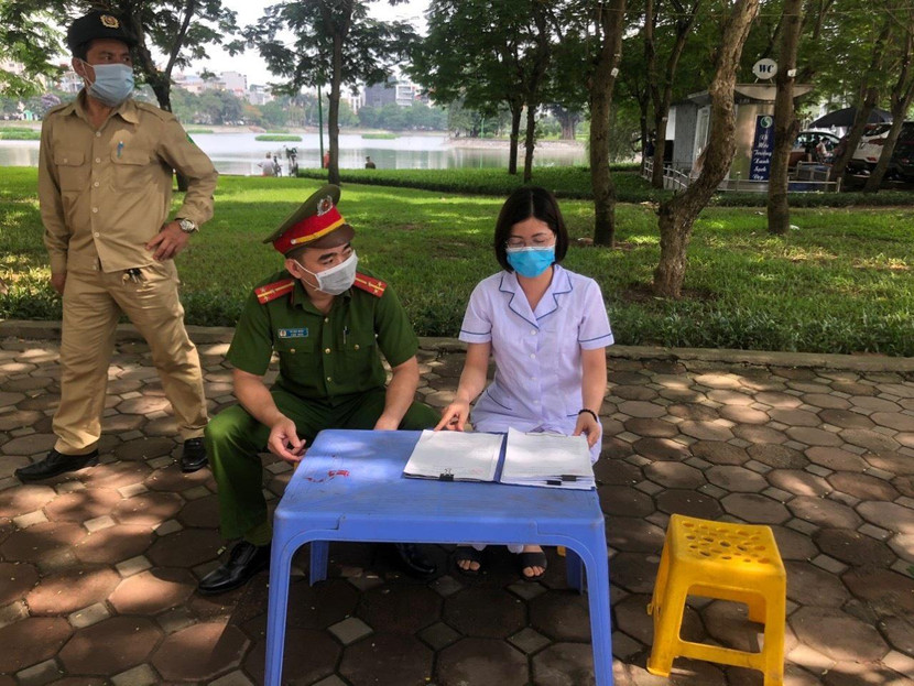 Các tổ công tác tuyên truyền, nhắc nhở người dân đeo khẩu trang nơi công cộng Các tổ công tác tuyên truyền, nhắc nhở người dân đeo khẩu trang nơi công cộng