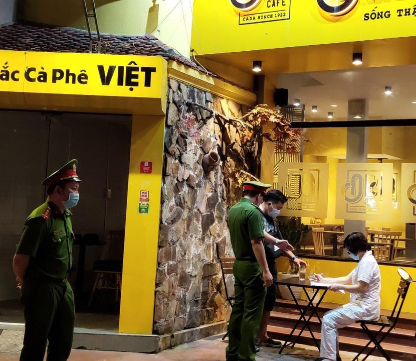 Tại các công viên, quán cà phê...đều được các tổ công tác kiểm tra, nhắc nhở việc chấp hành đeo khẩu trang Tại các công viên, quán cà phê...đều được các tổ công tác kiểm tra, nhắc nhở việc chấp hành đeo khẩu trang