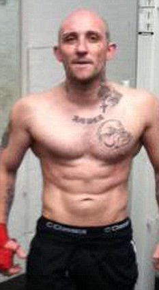 Ian Poulton gây náo động với trò đùa tai hại của mình