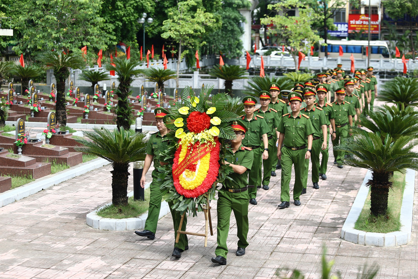 Cán bộ, chiến sĩ Công an phường Hà Đông dâng vòng hoa tại Nghĩa trang liệt sĩ Quang Trung