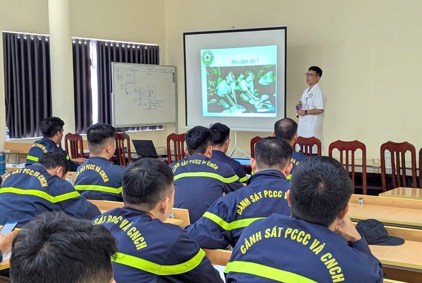 Thiếu tá, bác sĩ Nguyễn Xuân Khánh phổ biến các kỹ năng liên quan tới công tác sơ cấp cứu y tế