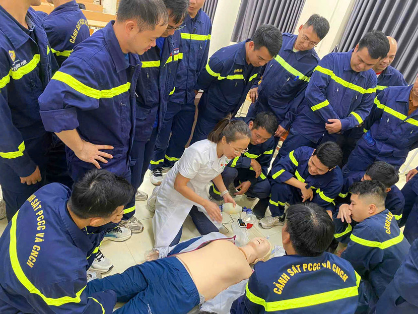 Các y, bác sĩ Bệnh viện CATP Hà Nội hướng dẫn kỹ thuật hồi sinh tim phổi cơ bản