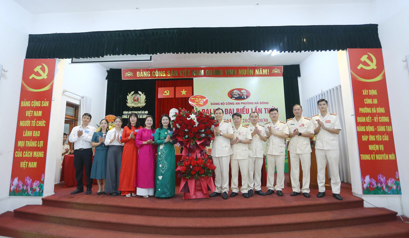 Các đại biểu Đảng uỷ, HĐND, UBND phường Hà Đông tặng hoa chúc mừng Đại hội