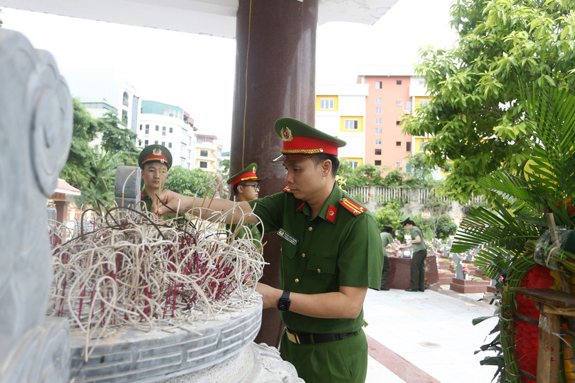 Trung tá Phạm Văn Trọng - Bí thư Đảng ủy, Trưởng Công an phường thắp hương tại Đài tưởng niệm