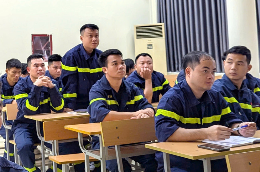 Nhiều câu hỏi áp dụng với tình huống thực tế được các chiến sĩ đưa ra tại lớp tập huấn