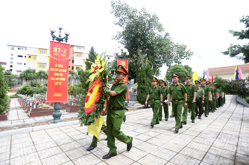 Cán bộ, chiến sĩ Công an phường Hà Đông dâng vòng hoa tại Nghĩa trang liệt sĩ Vạn Phúc