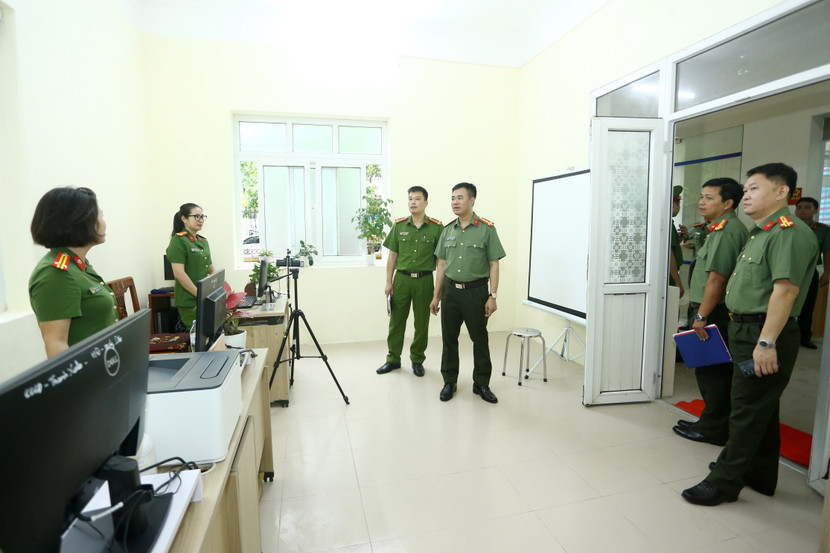 Đại tá Nguyễn Ngọc Quyền thăm hỏi, động viên các nữ chiến sĩ Công an phường Khương Đình Đại tá Nguyễn Ngọc Quyền thăm hỏi, động viên các nữ chiến sĩ Công an phường Khương Đình