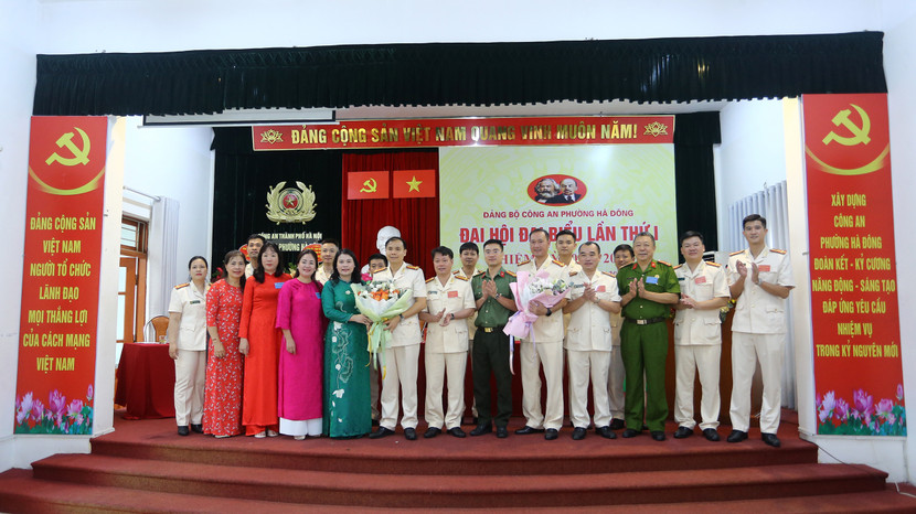 Các đại biểu chúc mừng thành công Đại hội Đảng bộ Công an phường Hà Đông