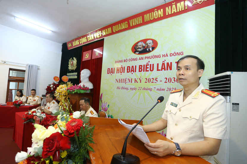 Trung tá Phạm Văn Trọng - Bí thư Đảng ủy, Trưởng Công an phường phát biểu tại Đại hội