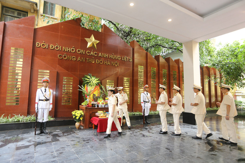 Đại biểu Công an TP Hà Nội dâng hương tưởng niệm các Anh hùng liệt sĩ