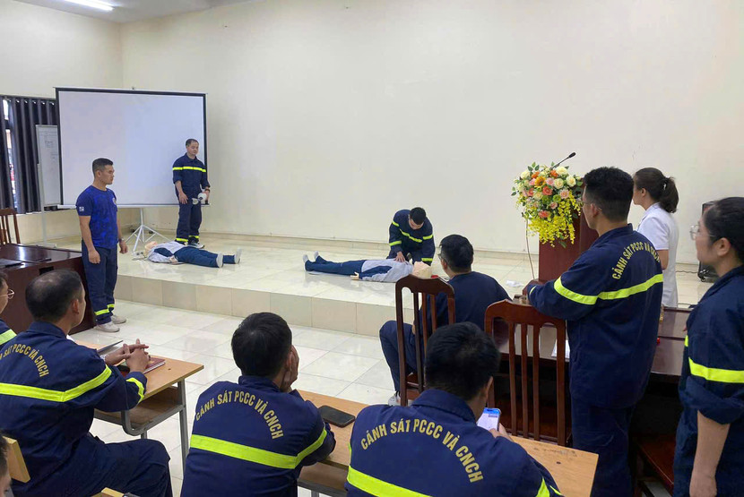 Các chiến sĩ thực hành sơ cứu người bị nạn bằng mô hình