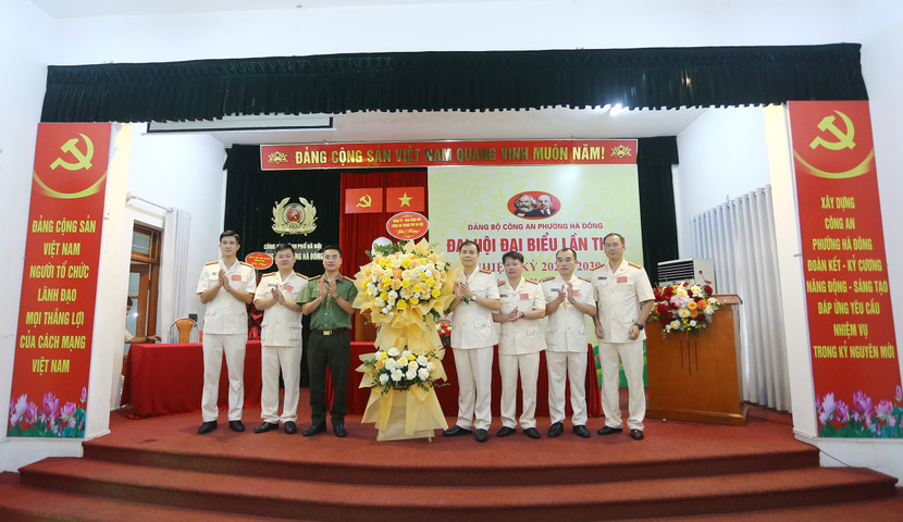 Thừa ủy quyền Đảng ủy, Ban Giám đốc CATP Hà Nội, đồng chí Trung tá Lê Minh Tuấn, Phó trưởng Phòng Cơ quan UBKT Đảng ủy tặng hoa chúc mừng Đại hội