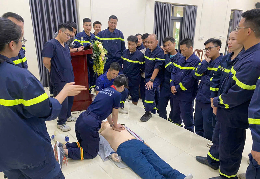 Các chiến sĩ thực hành cứu nạn sau khi được hướng dẫn