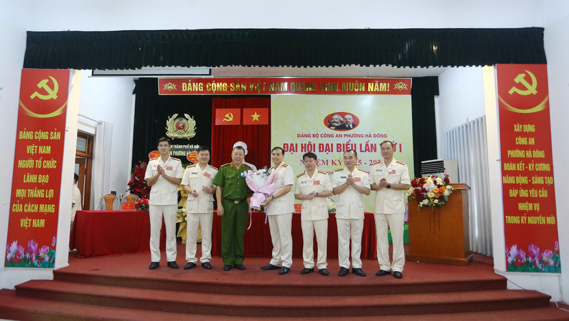 Đại diện Hội cựu Công an nhân dân Hà Đông tặng hoa chúc mừng Đại hội