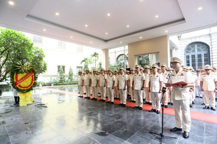 Đại tá Trần Văn Hóa, Trưởng Phòng Công tác chính trị CATP Hà Nội báo cáo những thành tích, kết quả của Công an TP Hà Nội đạt được trong 6 tháng đầu năm 2025