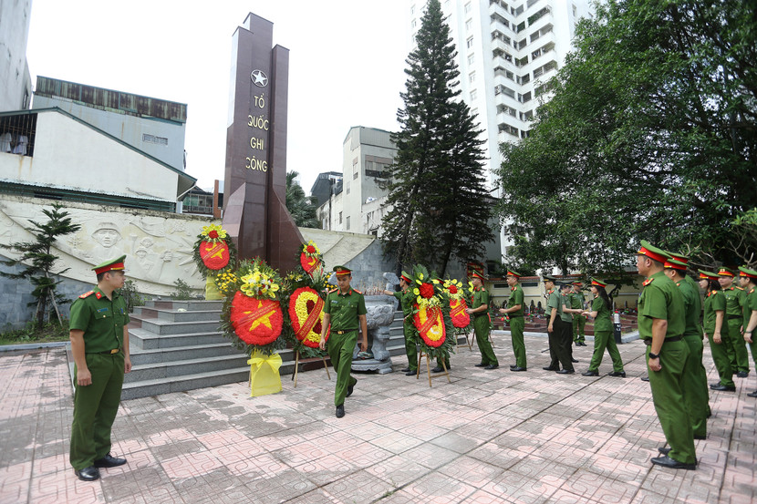 Thắp những nén hương thơm, cán bộ, chiến sĩ Công an phường Hà Đông nguyện tiếp nối truyền thống, giữ gìn phẩm chất người chiến sĩ Công an nhân dân, quyết tâm giữ vững an ninh trật tự, vì một cuộc sống bình yên, an toàn cho nhân dân