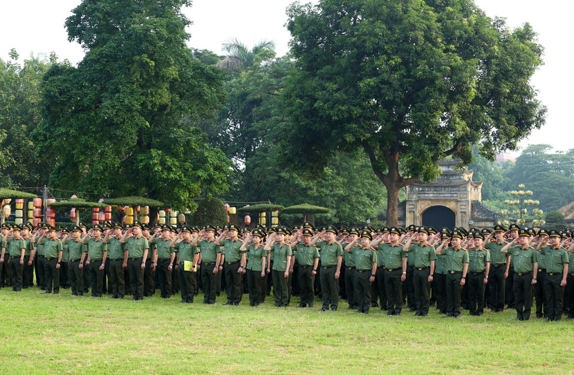 Hơn 1.600 cán bộ, chiến sĩ các đơn vị nghiệp vụ và địa phương, lực lượng bảo vệ an ninh trật tự cơ sở tham dự buổi Lễ chào cờ Tổ quốc và phát động phong trào thi đua theo 13 chuyên đề trong toàn lực lượng Công an Thủ đô