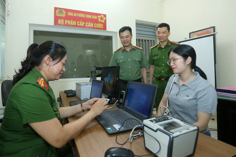 Người dân đến làm thủ tục hành chính ở Công an phường Thanh Xuân được cán bộ, chiến sĩ hướng dẫn tận tình Người dân đến làm thủ tục hành chính ở Công an phường Thanh Xuân được cán bộ, chiến sĩ hướng dẫn tận tình