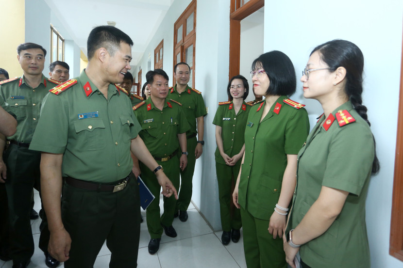 Đại tá Nguyễn Ngọc Quyền thăm hỏi, động viên các nữ chiến sĩ Công an phường Hà Đông Đại tá Nguyễn Ngọc Quyền thăm hỏi, động viên các nữ chiến sĩ Công an phường Hà Đông