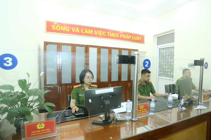 Trong ngày làm việc đầu tiên, các công việc tại trụ sở Công an phường, xã mới đã đi vào hoạt động như thường ngày, không bị xáo trộn, gián đoạn (Trong ảnh: Khu vực tiếp công dân của Công an phường Khương Đình) Trong ngày làm việc đầu tiên, các công việc tại trụ sở Công an phường, xã mới đã đi vào hoạt động như thường ngày, không bị xáo trộn, gián đoạn (Trong ảnh: Khu vực tiếp công dân của Công an phường Khương Đình)