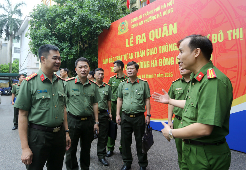Trung tá Phạm Văn Trọng, Trưởng CAP Hà Đông báo cáo với Đại tá Nguyễn Ngọc Quyền các kế hoạch cũng như công tác ổn định tổ chức khi Công an phường mới đi vào hoạt động Trung tá Phạm Văn Trọng, Trưởng CAP Hà Đông báo cáo với Đại tá Nguyễn Ngọc Quyền các kế hoạch cũng như công tác ổn định tổ chức khi Công an phường mới đi vào hoạt động