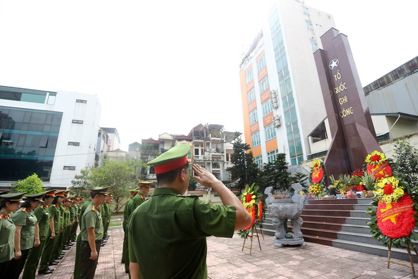 Buổi lễ diễn ra trong không khí trang nghiêm, đây là dịp để cán bộ, chiến sĩ Công an phường bày tỏ lòng biết ơn sâu sắc đến các Anh hùng liệt sĩ - những người đã anh dũng hy sinh vì độc lập, tự do của dân tộc, vì sự bình yên của Nhân dân