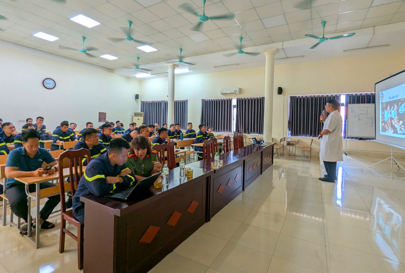 Lớp tập huấn kỹ năng sơ cấp cứu y tế diễn ra tại Đội Chữa cháy&amp;cứu nạn cứu hộ Khu vực 4 (phường Phú Lương, TP Hà Nội)