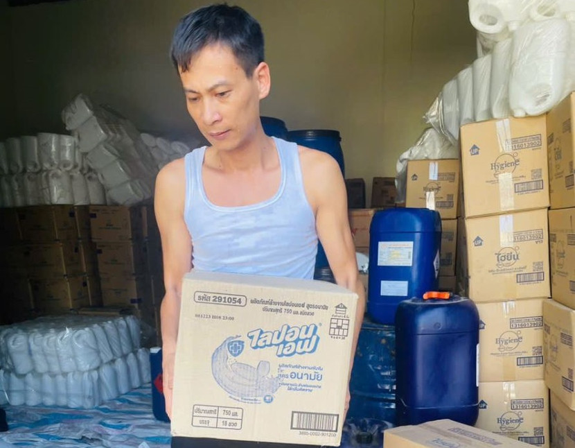 Lương Ngọc Tuấn cùng số nước giặt được làm giả