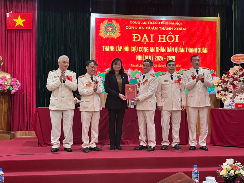 Trao quyết định thành lập hội cựu Công an nhân dân quận Thanh Xuân