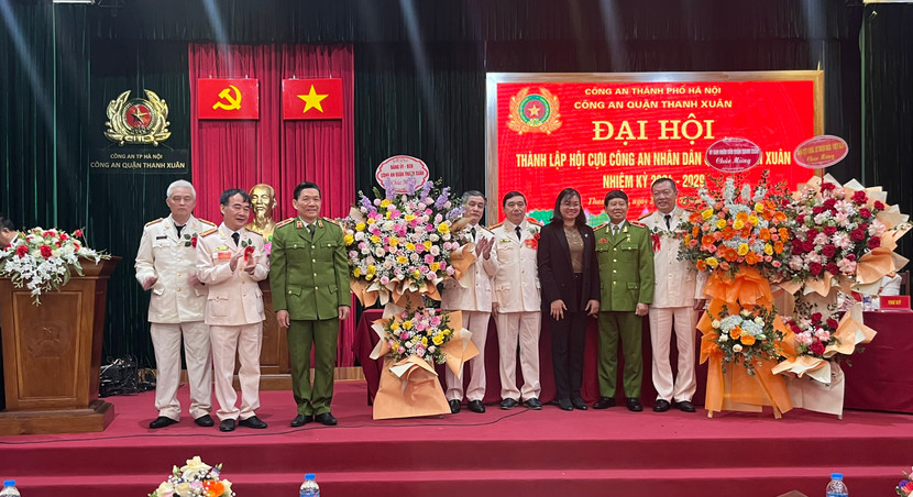 Các đồng chí lãnh đạo tặng hoa chúc mừng thành công của Đại hội