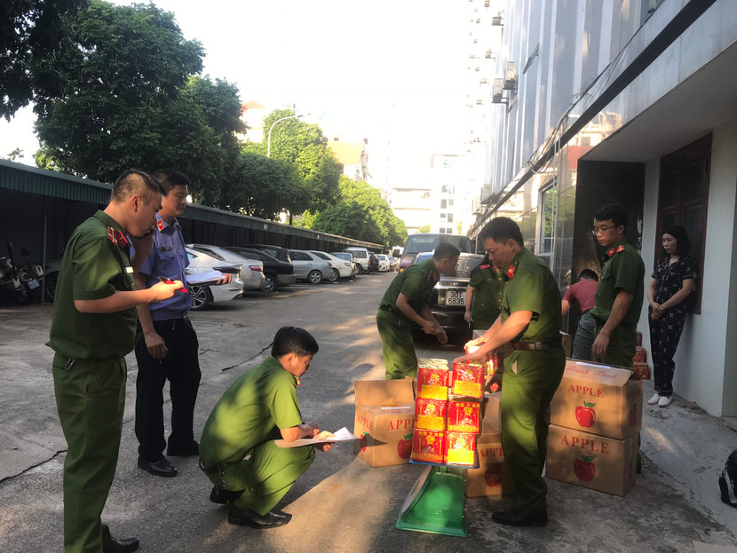 Lực lượng chức năng phát hiện, bắt giữ các đối tượng đang vận chuyển số lượng lớn pháo hoa