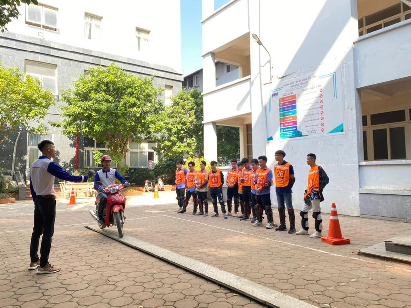 Các nhân viên của Honda ủy nhiệm Vũ Hoàng Lê hướng dẫn sinh viên lái xe an toàn