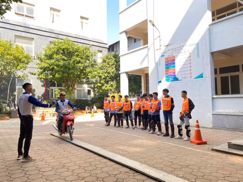 Các nhân viên của Honda ủy nhiệm Vũ Hoàng Lê hướng dẫn sinh viên lái xe an toàn