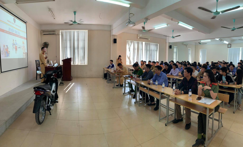Công an quận Hà Đông phối hợp với các đơn vị tuyên truyền giáo dục pháp luật về giao thông cho sinh viên