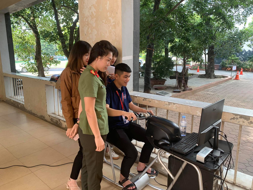 Các bạn sinh viên được tham gia trải nghiệm lái xe an toàn