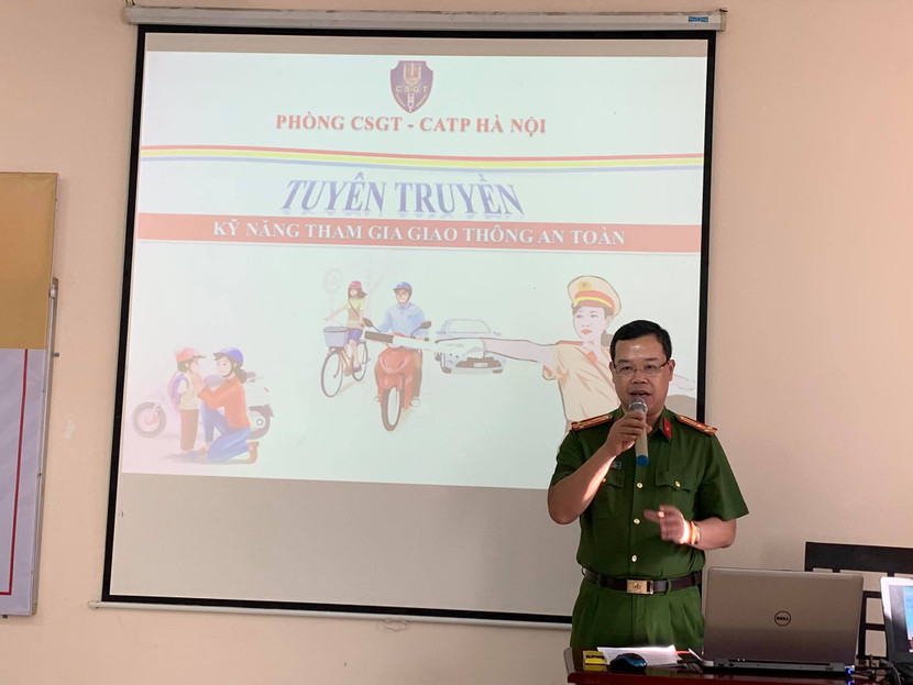 Thượng tá Lê Hữu Hoài, Phó trưởng Công an quận Hà Đông phát biểu khai mạc buổi tuyên truyền