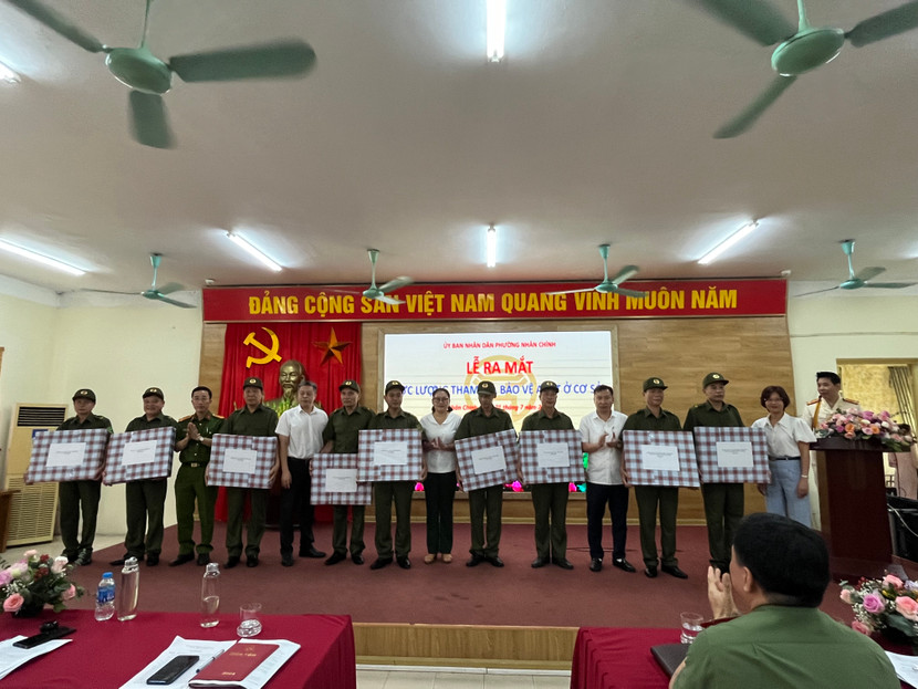 Lãnh đạo phường Nhân Chính, quận Thanh Xuân chúc mừng các tổ bảo vệ ANTT tại cơ sở Lãnh đạo phường Nhân Chính, quận Thanh Xuân chúc mừng các tổ bảo vệ ANTT tại cơ sở