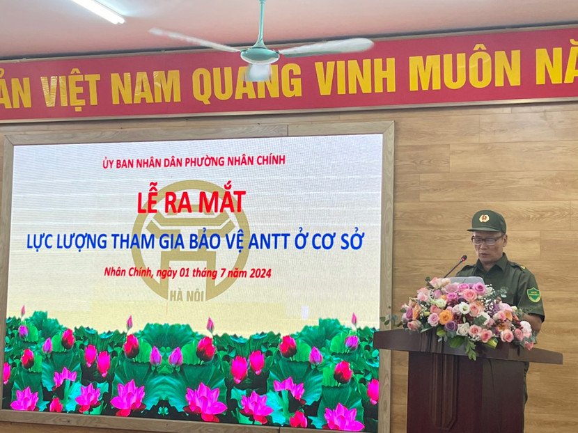 Đồng chí Mai Đức Thắng, tổ ANTT số 3 phường Nhân Chính đại diện lực lượng tham gia bảo vệ ANTT phát biểu nhận nhiệm vụ Đồng chí Mai Đức Thắng, tổ ANTT số 3 phường Nhân Chính đại diện lực lượng tham gia bảo vệ ANTT phát biểu nhận nhiệm vụ