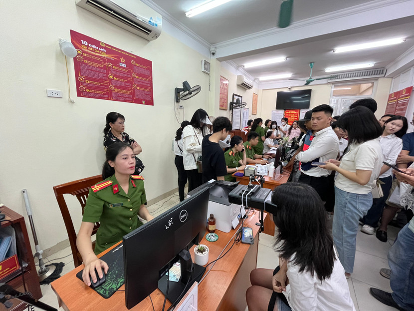 Công an quận Thanh Xuân tăng giờ làm phục vụ nhân dân làm căn cước