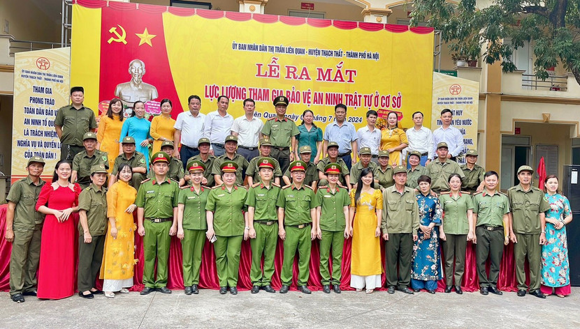 Lực lượng tham gia bảo vệ ANTT ở cơ sở chụp ảnh lưu niệm cùng lãnh đạo, CBCS Công an huyện, UBND thị trấn